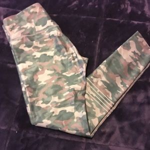 Mondetta size Large leggings pinkish/purplish camo